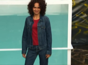 Orsi X is having a new dunk tank session for all her fans, but this time especially for the denim fans.
Orsi is wearing a pair of Levis and heels and denim jacket over a red top and Sonja dunked her as many times as she could during the 11 minutes video.
