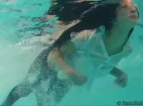 Antonia is posing and swimming underwater. Her tight jeans and seethru shirt look just great on her.