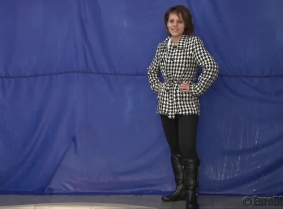 We have a pool dunk update featuring Rita, and this time is one for the winter clothing fans. First Rita is dunked wearing a winter jacket, boots and thick winter leggings BUT during the clip she gradually removes her clothes ending the clip in leggings, 